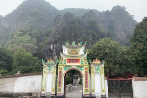 Ngôi chùa cổ nghìn năm tuổi nằm hoàn toàn trong lòng núi, từng là nơi sản xuất vũ khí