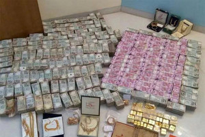 Thu giữ khẩn cấp 1 kg vàng và 14,5 tỷ đồng tiền mặt tại một kho hàng kinh doanh hạt cau