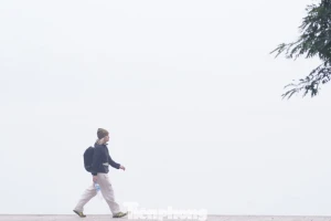 Hà Nội mù sương từ sáng đến chiều, chất lượng không khí ở mức xấu