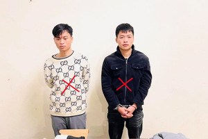 Khám xét 2 phòng trọ, bắt giữ 2 thanh niên SN 2004 và 2006, tịch thu 23 lắc tay, 23 sợi dây chuyền, 38 khuyên tai, 20 nhẫn vàng