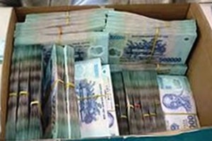 Tạm giữ Ngô Đức Thành SN 2003, thu hồi hai gói hàng chứa 7,85 tỷ đồng tiền mặt