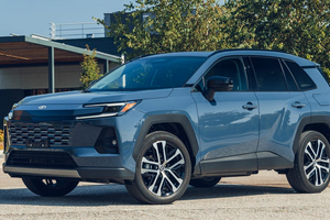 Toyota sắp bán bản hybrid với mẫu SUV rất được ưa chuộng: Vận hành được đa địa hình, nội thất được chăm chút, giá bán ‘rẻ như cho’ không?