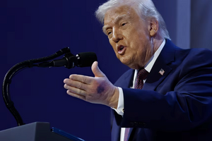 Lộ ảnh một bên tay bị bầm tím gây sốt cộng đồng mạng, ông Trump nói gì?