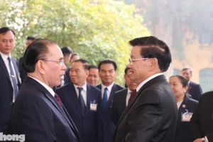 Tổng Bí thư, Chủ tịch nước Lào thăm nguyên Tổng Bí thư Nông Đức Mạnh