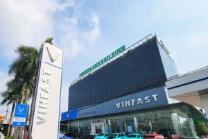 Chật vật nhiều năm với xe xăng, ông lớn phân phối ô tô xoay trục sang xe điện VinFast