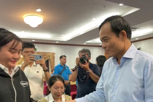 Người lao động TPHCM vỡ òa nhận chuyển khoản quà Tết