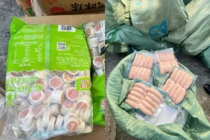 Quảng Ninh chặn đứng gần 4 tấn thực phẩm trôi nổi gồm xúc xích, chả mực, tôm hùm chuẩn bị tuồn ra thị trường dịp Tết