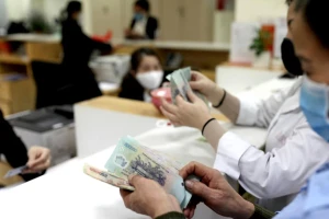 Lương, tiền công từ 5 triệu đồng phải chuyển khoản