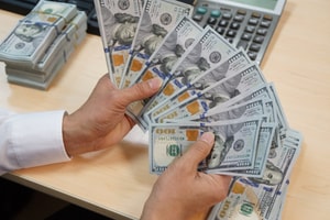 Tỷ giá USD hôm nay 28/1: Ngân hàng điều chỉnh giảm, thị trường tự do đi ngược chiều