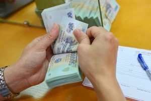 Thủ tướng yêu cầu trình phương án tăng lương cơ sở, lương hưu trong tháng 3