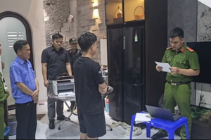 Bắt, khám xét khẩn cấp vợ chồng Nguyễn Văn Quyền sinh năm 1998