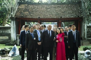 Chủ tịch Hội đồng châu Âu tham quan Văn Miếu - Quốc Tử Giám