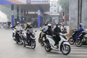 Người đi xe máy trên đường dễ sơ ý với hành vi này, sẽ bị phạt tới 14 triệu và trừ 10 điểm GPLX, nên biết để chấp hành nghiêm chỉnh