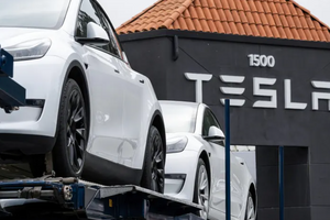 Lợi nhuận Tesla chạm đáy 5 năm, bị Trung Quốc vượt mặt: Chuyện gì đang xảy ra với đế chế của Elon Musk?