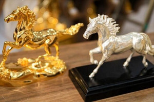 Bạc tăng dựng đứng, tượng ngựa 17 cây bạc giá ngang xe SH