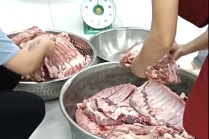 Chấm dứt hợp đồng vụ thịt heo đổi màu tại trường học ở TPHCM