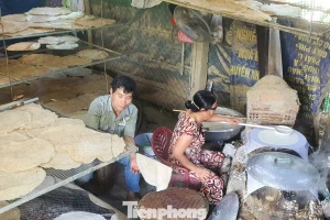 Đặc sản vào vụ Tết, làng nghề 'đỏ lửa' suốt ngày đêm