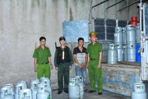 Khám xét 10 địa điểm, bắt 16 người, thu giữ 4.000 bình gas và 14 ô tô tải