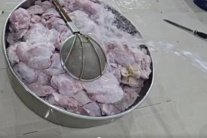 Phát hiện thịt không nhãn mác tại công ty bị tố dùng thịt bẩn chế biến thức ăn cho học sinh