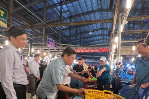 Xuyên đêm kiểm tra chợ đầu mối trái cây, rau thịt trước Tết