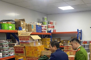 Thu giữ 1,5 tấn nguyên liệu, gia vị nhúng lẩu, tương ớt, nước chấm… không rõ nguồn gốc