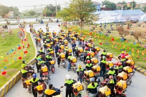 Một công ty may thưởng Tết 3 tháng lương cho 16.000 lao động, phải tạm ngừng sản xuất vì công nhân quá phấn khích