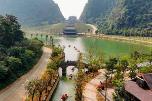 Doanh nghiệp Xây dựng Xuân Trường khảo sát thung lũng hoang sơ đẹp như phim cổ trang giữa lòng di sản thế giới
