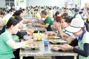 Một doanh nghiệp ở Đồng Nai vừa tổ chức bữa ăn chiêu đãi 34.000 công nhân, lao động ở xa sẽ được nghỉ Tết thêm 2 ngày