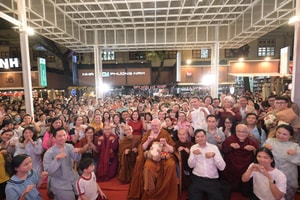 Đường sách chật kín người đón Thiền sư Ajahn Brahm
