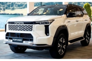 Xôn xao trước Fortuner 2026: Sức mạnh 270 mã lực cùng ngoài hình cơ bắp thách thức Ford Everest