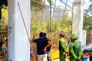 Truy tố cặp vợ chồng khóa cửa, nhốt cán bộ công an