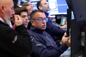 Phố Wall 'đỏ lửa': Dow Jones mất gần 600 điểm, Bitcoin lao dốc 15%