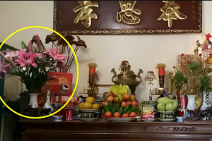 Tại sao nhà giàu luôn đặt bình hoa ở bên trái bàn thờ?