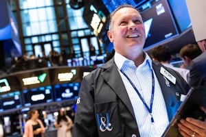 Chưa từng có trong lịch sử: Dow Jones tăng hơn 1.200 điểm, lần đầu vượt mốc 50.000 điểm