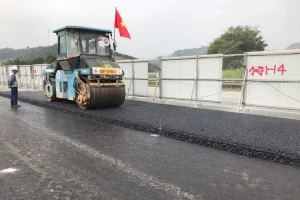Bắt đầu thảm nhựa mặt đường cao tốc Nội Bài - Lào Cai mở rộng
