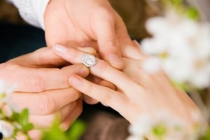 Người đàn ông đột ngột qua đời, vợ cũ và vợ mới quyết định cưới nhau