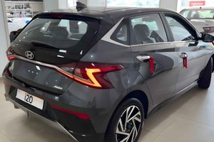 Thay thế Grand i10, Hyundai bán mẫu hatchback cỡ B giá chỉ 150 triệu, phù hợp với người chưa giàu: Có 6 túi khí, đèn pha tự động, vô lăng gật gù và được bảo hành 100.000km