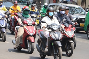 Người đi xe máy nếu quên không thực hiện thao tác này khi lái xe sẽ bị phạt lên tới 14 triệu, nên biết để chấp hành nghiêm chỉnh