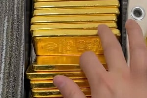 Quét nhà đều đặn trong 1 tháng, chủ tiệm kim hoàn thu gom được 1.700g bột vàng trị giá 7 tỷ đồng