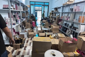 Triệt phá đường dây mỹ phẩm giả 'khủng' trên mạng: Hơn 10.000 chai nước hoa nhái tuồn ra thị trường
