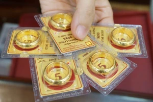 Dòng người chen mua vàng ngày Vía Thần Tài, đến giờ lãi được bao nhiêu?