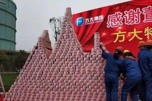Vị sếp ‘ngàn năm có một’: 7 năm liên tiếp xếp tiền thành núi để thưởng Tết cho nhân viên, người nghỉ hưu cũng được trợ cấp