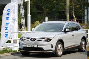 Khách mua VF 8 kể chuyện 'vớ bẫm' trước Tết: Không chốt là tiếc!
