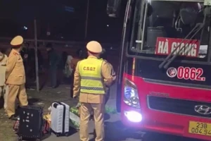Kiểm tra một xe khách có hơn 70 người, chủ xe và tài xế bị phạt gần 200 triệu đồng