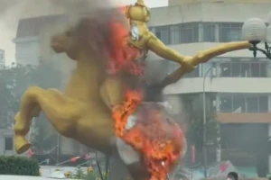 Linh vật ngựa ở Thái Nguyên bị cháy rụi khi đang thi công