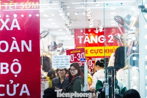 Biển người đổ về các 'phố thời trang' Hà Nội mua sắm đến tận khuya