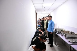 Khám xét 1 tòa nhà, phát hiện hơn 800 ‘nhân viên tài chính online', thu giữ 650 máy tính, 1.000 điện thoại