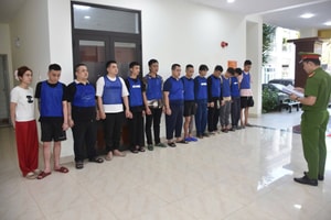 Bắt 13 'cán bộ ngân hàng online' khi từ Campuchia về Việt Nam