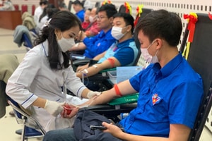 Bệnh viện Bạch Mai thông báo 'khẩn' tới cán bộ, người lao động và các tình nguyện viên
