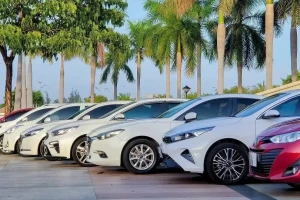 Thuê ô tô đi Tết 2026: Giá gấp 2-3 lần ngày thường, muốn đặt phải 'ôm' gói 10 ngày, khách vẫn xếp hàng chờ